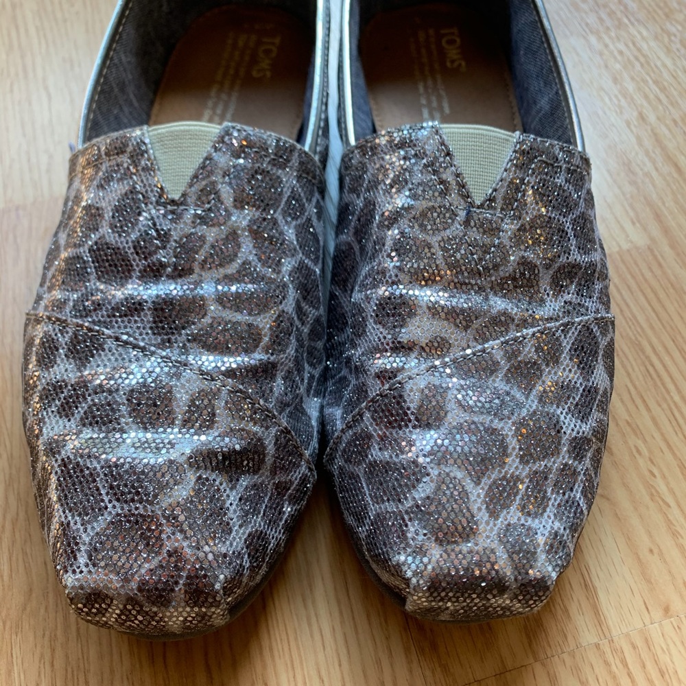 TOMS glitter giraffe